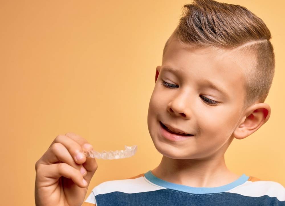 ارتودنسی نامرئی در کودکان؛ مزایا و چالش‌های استفاده از این روش در درمان مشکلات دندانی کودکان